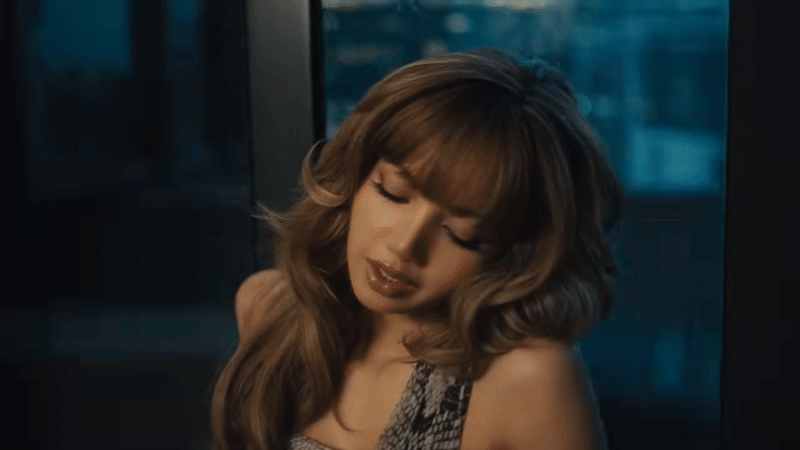 Lisa đưa mắt tán tỉnh trưởng nhóm Maroon 5, đánh nhau chán chê rồi lại khiêu vũ dưới đèn mờ cực tình- Ảnh 3.
