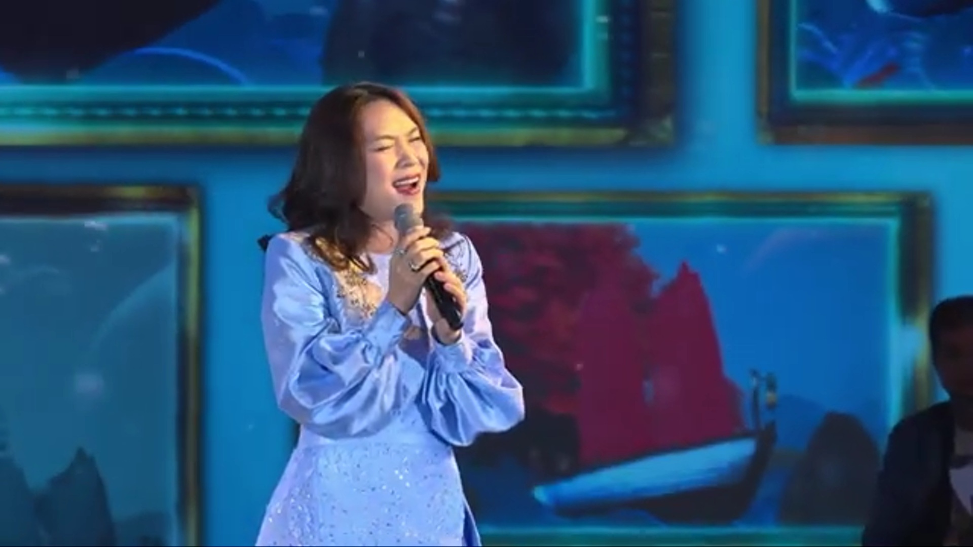 Mỹ Tâm gặp sự cố khi diễn ở Hạ Long, nhắc thẳng khán giả hút thuốc kém duyên- Ảnh 1. Mỹ Tâm gặp sự cố khi diễn ở Hạ Long, nhắc thẳng khán giả hút thuốc kém duyên- Ảnh 1.
