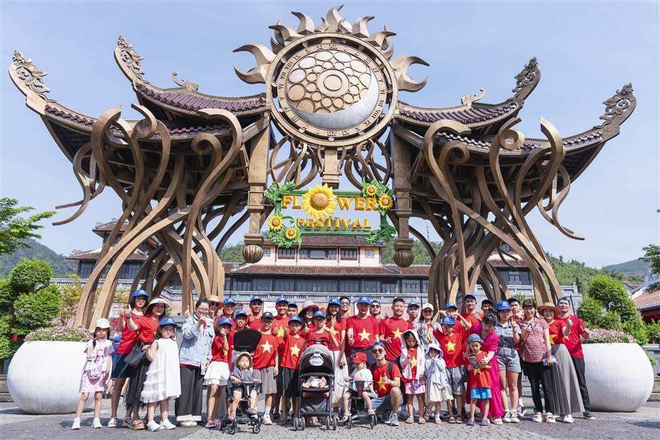 Hàng ngàn khách diện áo cờ đỏ sao vàng check in Ba Na Hills dịp lễ 30/4- Ảnh 1.