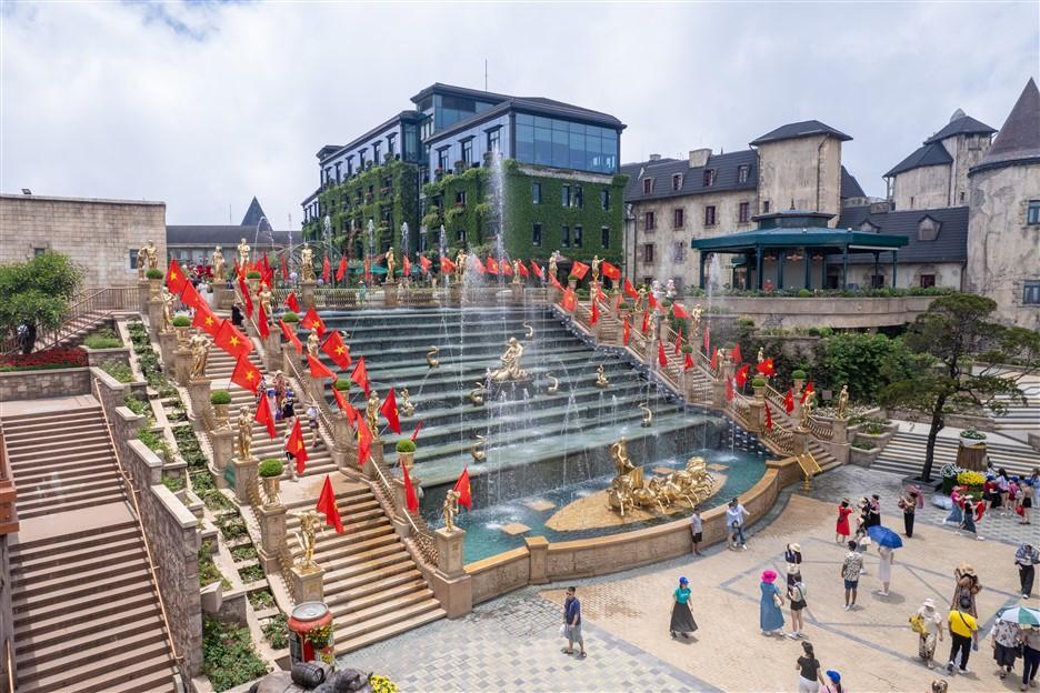 Hàng ngàn khách diện áo cờ đỏ sao vàng check in Ba Na Hills dịp lễ 30/4- Ảnh 2.