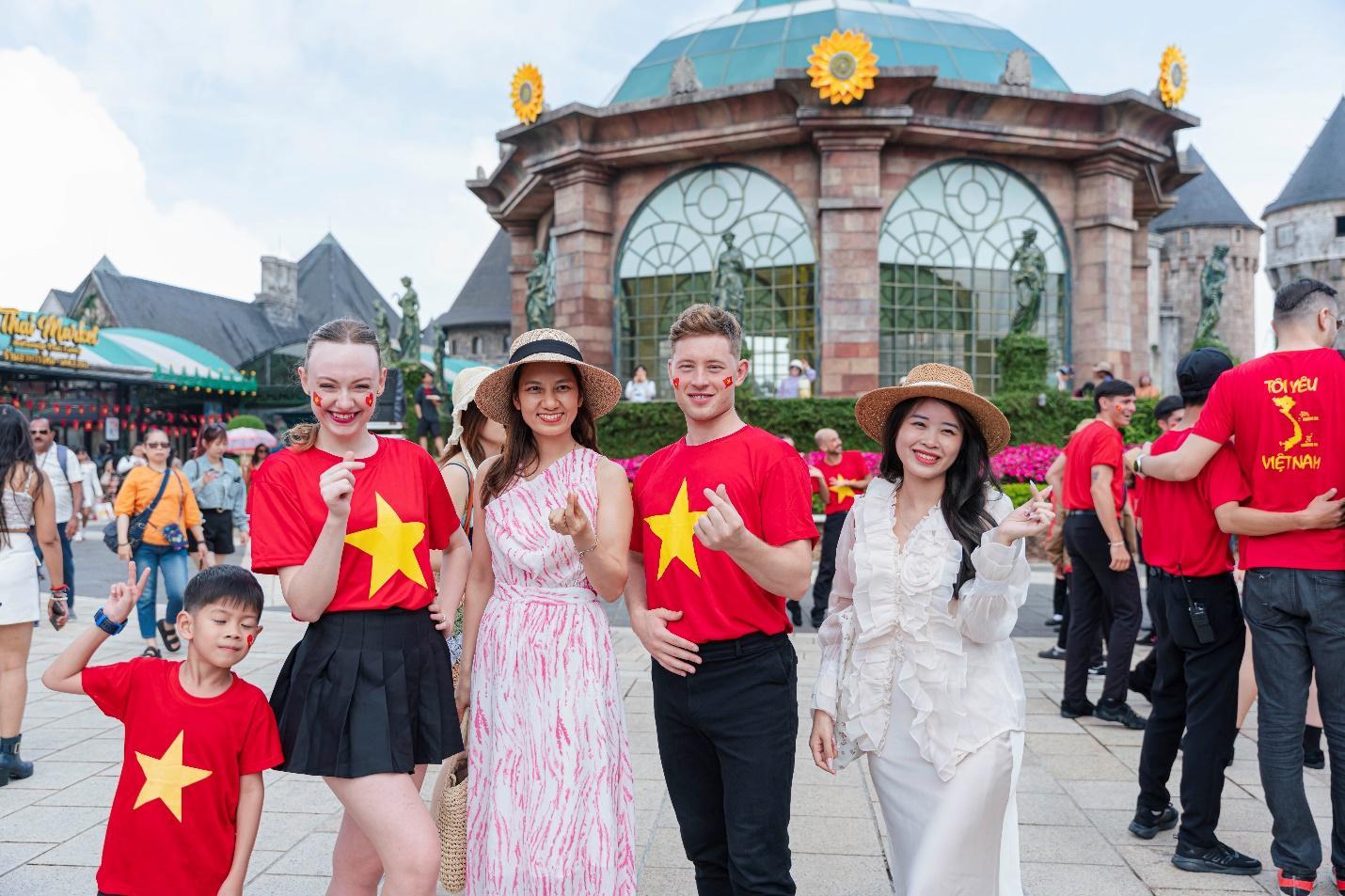 Hàng ngàn khách diện áo cờ đỏ sao vàng check in Ba Na Hills dịp lễ 30/4- Ảnh 11.