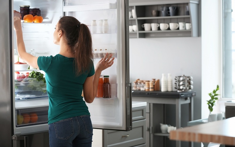 Bác sĩ đến chơi nhà, vừa mở tủ lạnh ra bỗng thét lên: “Trời ơi, mầm bệnh ung thư ở ngay đây!”- Ảnh 1.