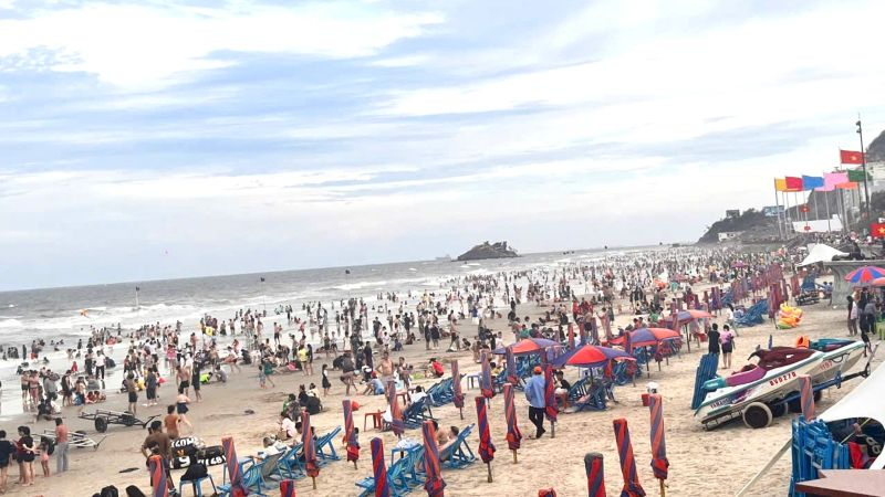 1 thành phố biển “đông chưa từng có” trong kỳ nghỉ lễ 30/4-1/5 năm nay: Nhiều nơi kín phòng, bãi xe chật kín- Ảnh 1.