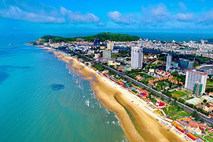1 thành phố biển “đông chưa từng có” trong kỳ nghỉ lễ 30/4-1/5 năm nay: Nhiều nơi kín phòng, bãi xe chật kín- Ảnh 3.