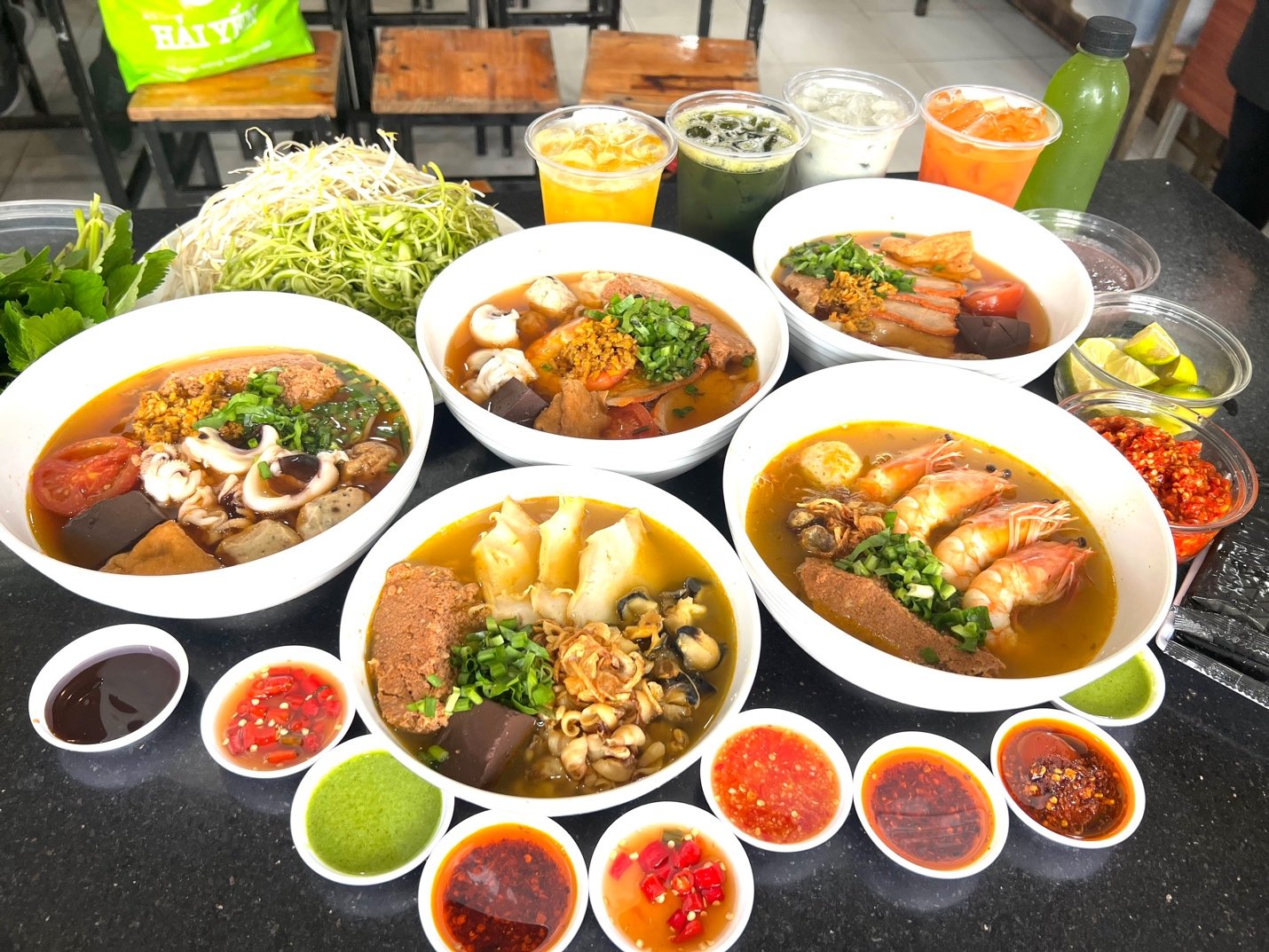 1 thành phố biển “đông chưa từng có” trong kỳ nghỉ lễ 30/4-1/5 năm nay: Nhiều nơi kín phòng, bãi xe chật kín- Ảnh 6.