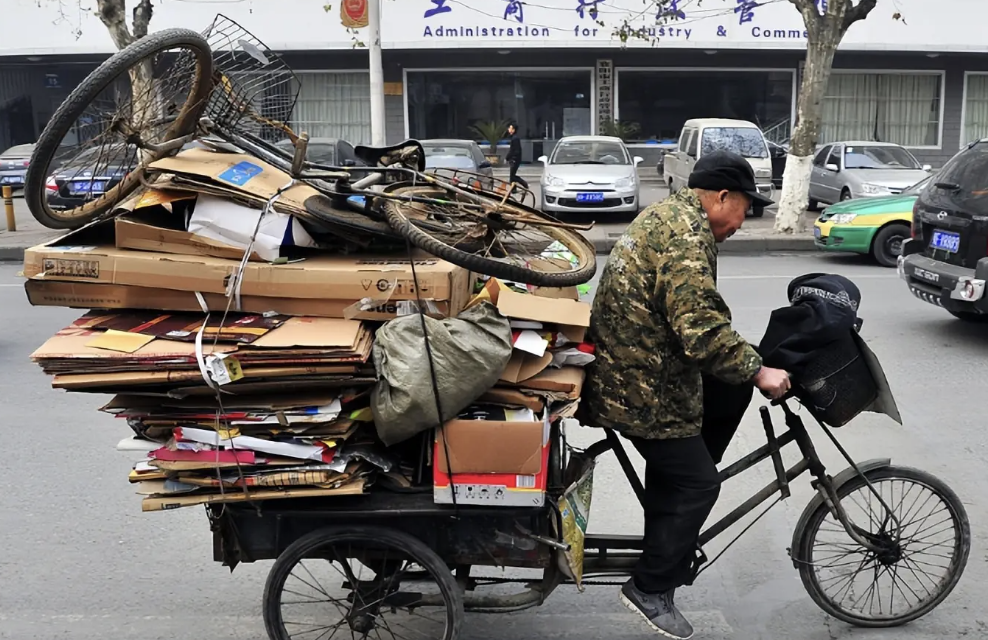 Người đàn ông nhặt phế liệu, ăn mặc cũ kỹ đến dự đám cưới cháu trai bị mọi người "dè bỉu": Khi thấy quà mừng, tất cả đều sửng sốt- Ảnh 1.