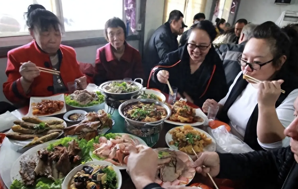 Người đàn ông nhặt phế liệu, ăn mặc cũ kỹ đến dự đám cưới cháu trai bị mọi người "dè bỉu": Khi thấy quà mừng, tất cả đều sửng sốt- Ảnh 4.