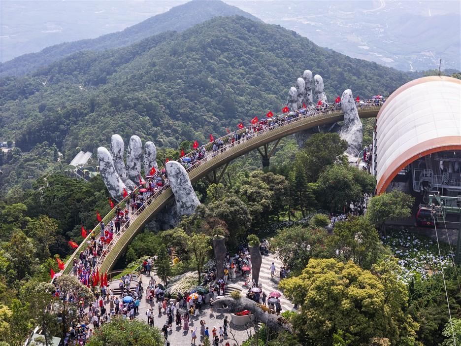Hàng ngàn khách diện áo cờ đỏ sao vàng check in Ba Na Hills dịp lễ 30/4- Ảnh 3.