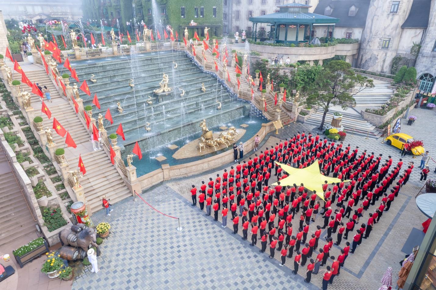 Hàng ngàn khách diện áo cờ đỏ sao vàng check in Ba Na Hills dịp lễ 30/4- Ảnh 5.