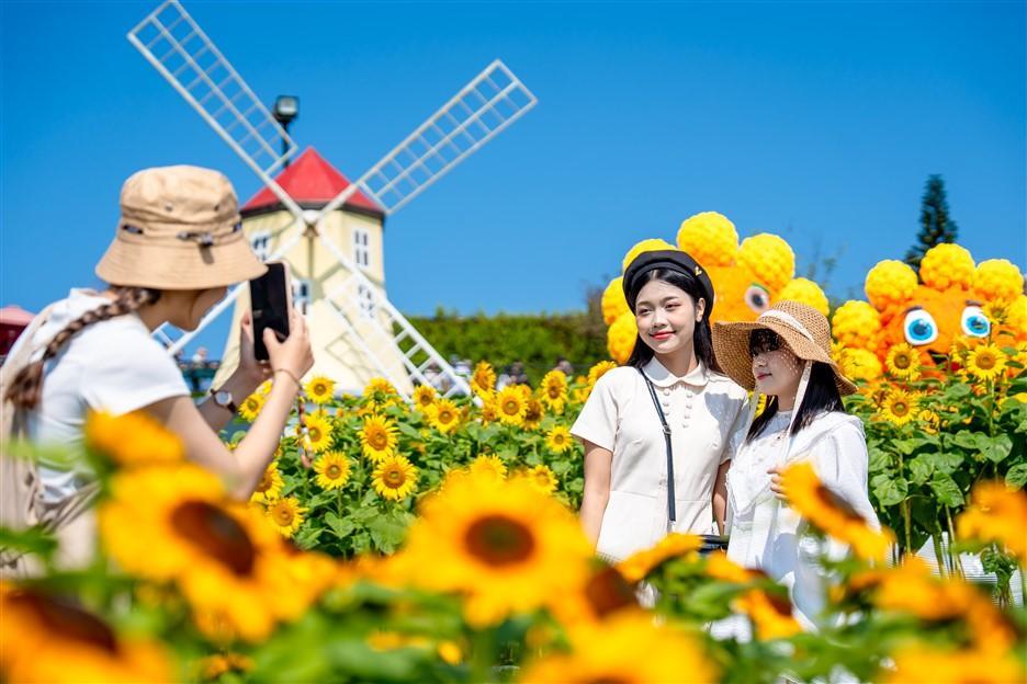 Hàng ngàn khách diện áo cờ đỏ sao vàng check in Ba Na Hills dịp lễ 30/4- Ảnh 8.