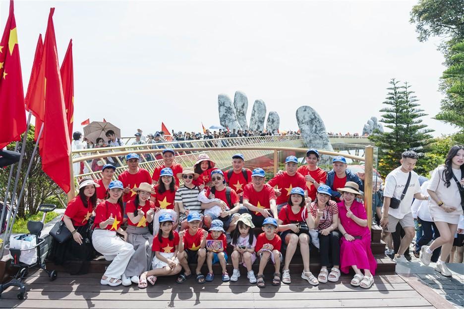 Hàng ngàn khách diện áo cờ đỏ sao vàng check in Ba Na Hills dịp lễ 30/4- Ảnh 9.