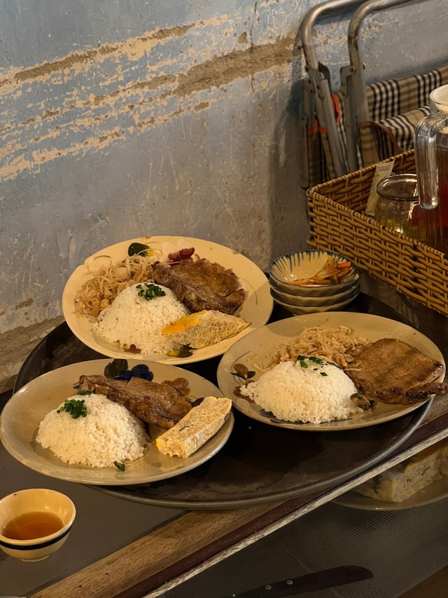 Người trẻ rủ nhau đi ăn phở, cơm tấm tại những nơi từng là 