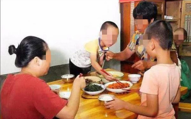 Đưa con về quê nghỉ lễ, tôi điếng người trước câu nói của đứa trẻ trong bữa ăn, ngượng đến mức muốn chui xuống đất- Ảnh 1.