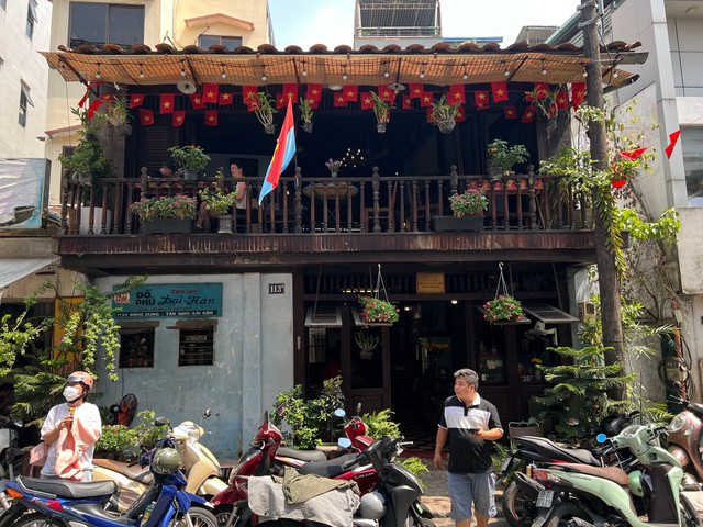 Người trẻ rủ nhau đi ăn phở, cơm tấm tại những nơi từng là 