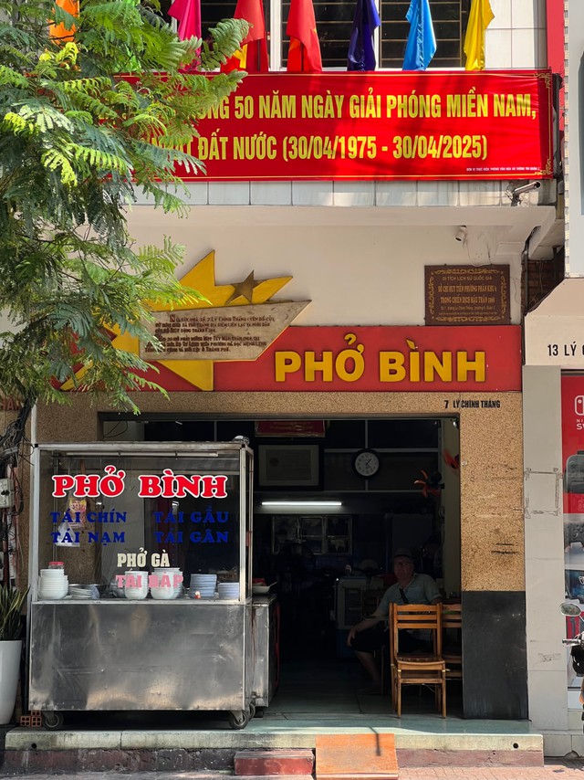 Người trẻ rủ nhau đi ăn phở, cơm tấm tại những nơi từng là 