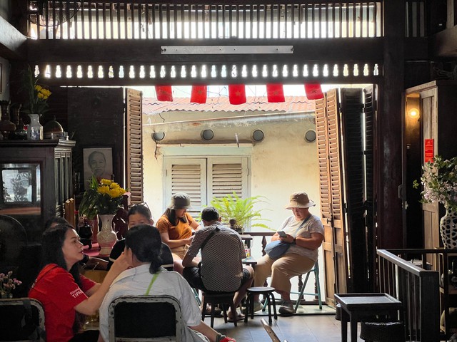 Người trẻ rủ nhau đi ăn phở, cơm tấm tại những nơi từng là 