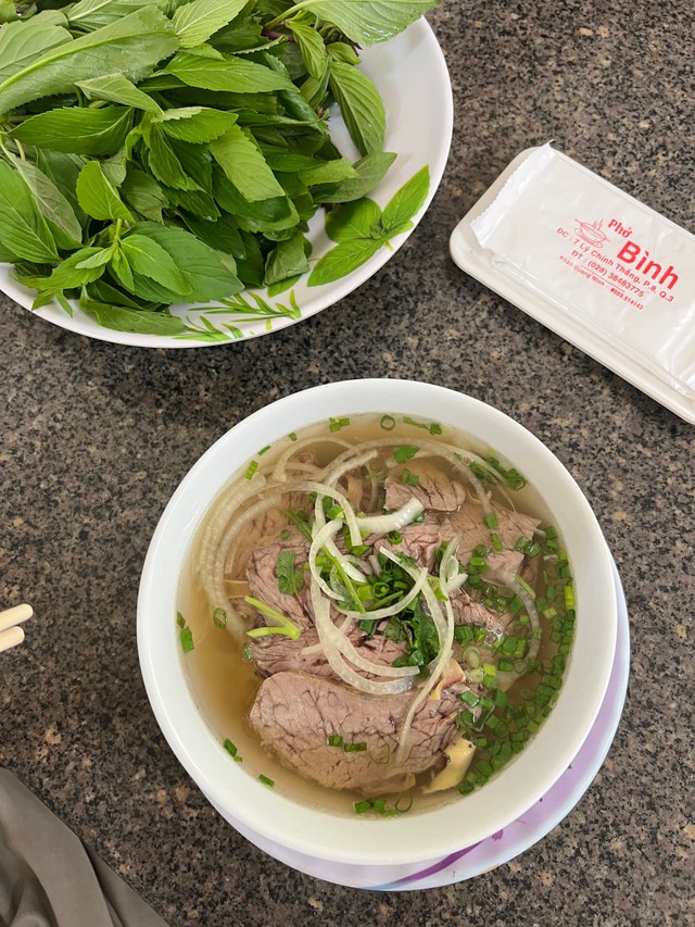Người trẻ rủ nhau đi ăn phở, cơm tấm tại những nơi từng là 