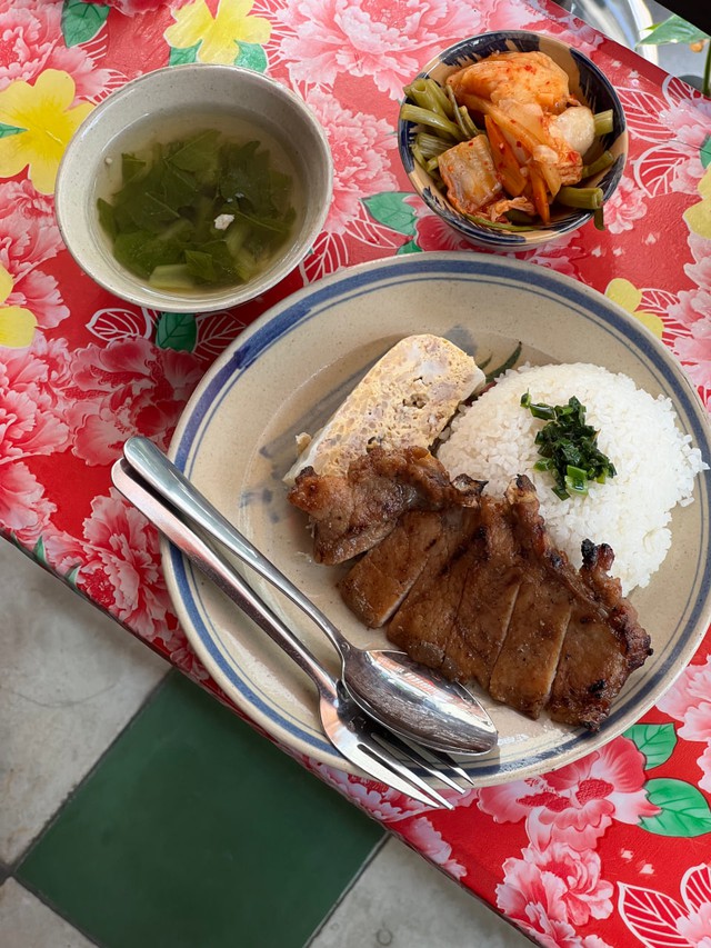 Người trẻ rủ nhau đi ăn phở, cơm tấm tại những nơi từng là 