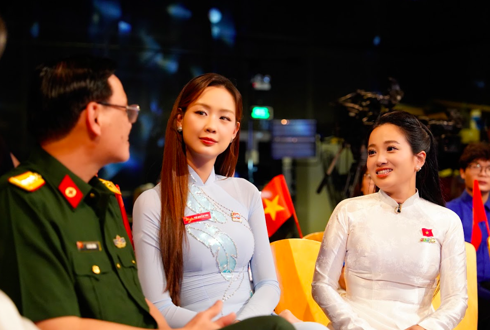 Bà xã NSƯT Quốc Cơ - MC Hồng Phượng hội ngộ cùng Hoa hậu Bảo Ngọc trong chương trình mừng đại lễ 30/4- Ảnh 3.