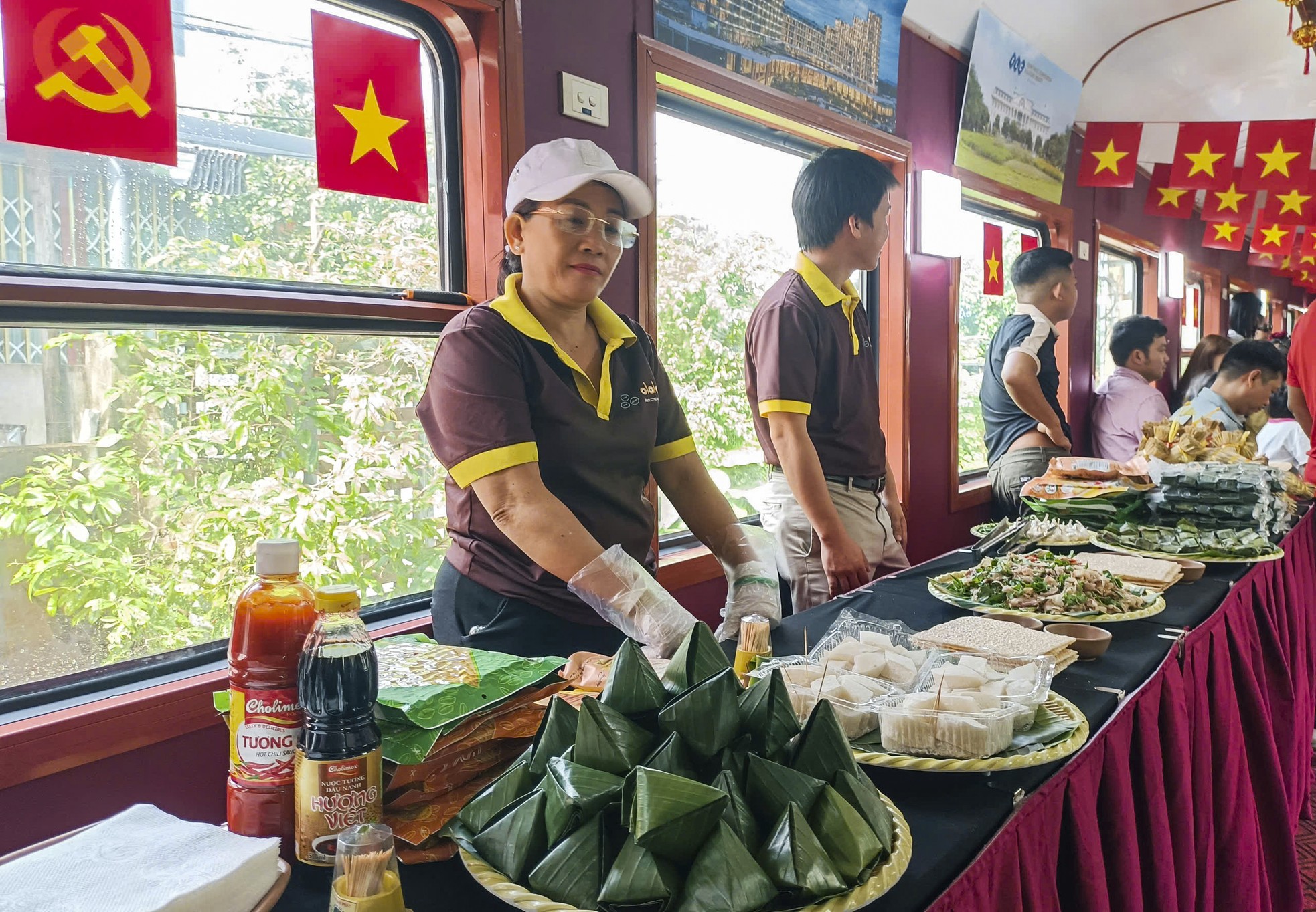 Du khách thích thú trải nghiệm chuyến tàu kết nối quá khứ và hiện tại- Ảnh 7.