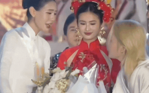 Đoạn clip gây xôn xao vì hành động lạ của Hoa hậu Ý Nhi và Jack- Ảnh 1.