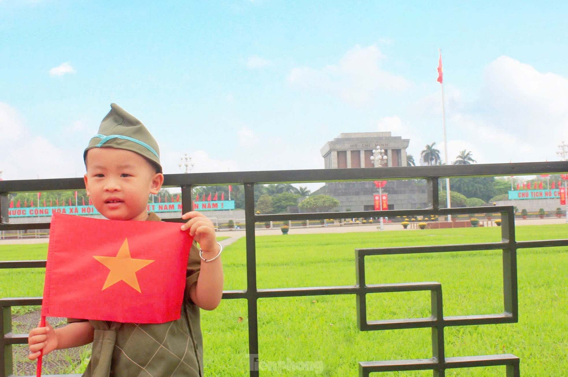 Khách nước ngoài ngưỡng mộ cách người Việt mừng 50 năm đất nước thống nhất- Ảnh 3.