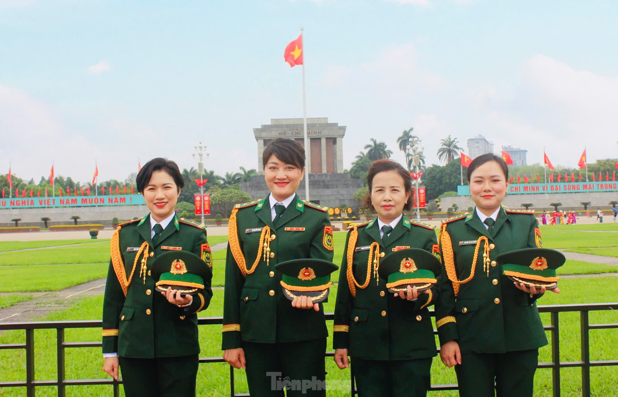Khách nước ngoài ngưỡng mộ cách người Việt mừng 50 năm đất nước thống nhất- Ảnh 4.