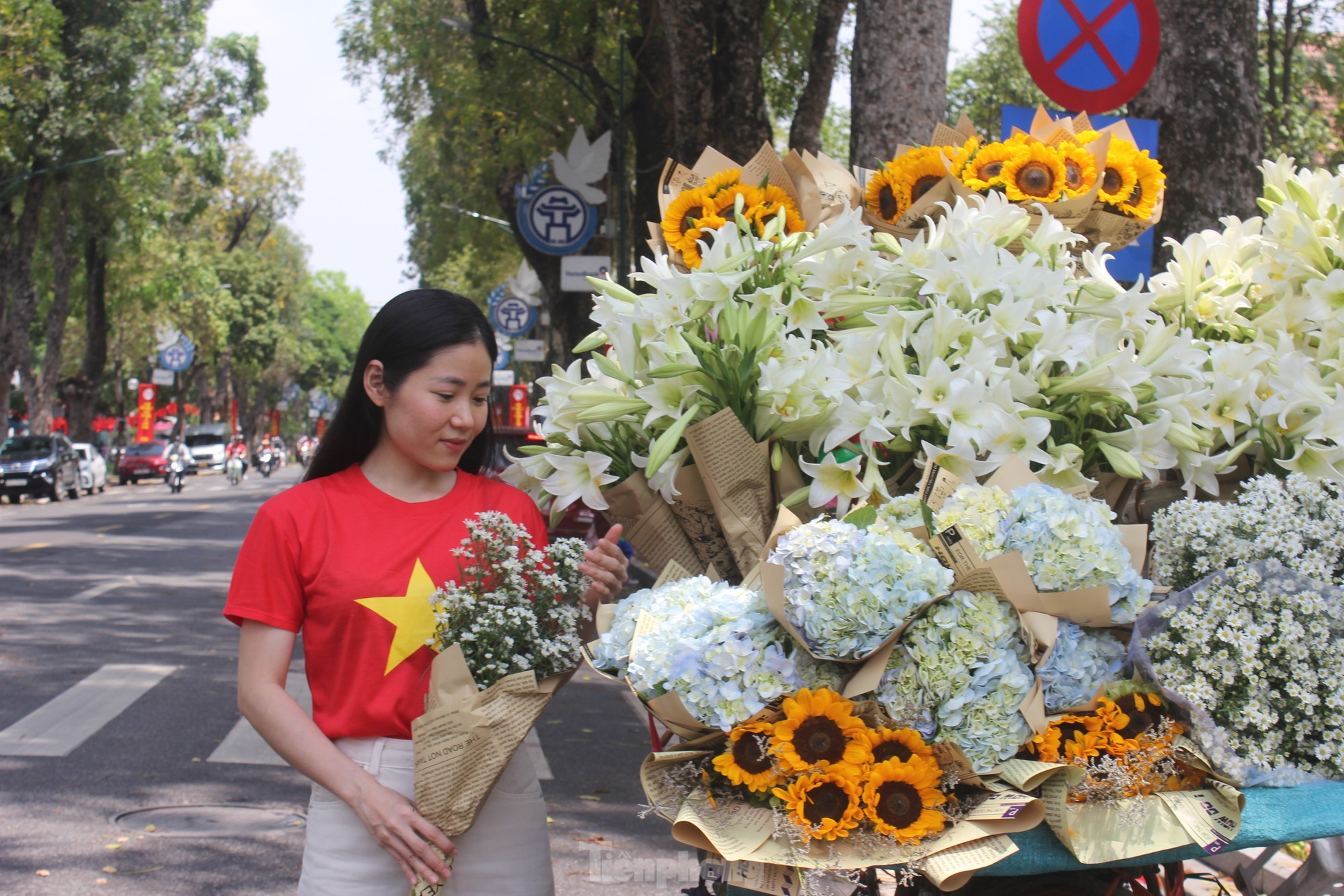 Khách nước ngoài ngưỡng mộ cách người Việt mừng 50 năm đất nước thống nhất- Ảnh 15.