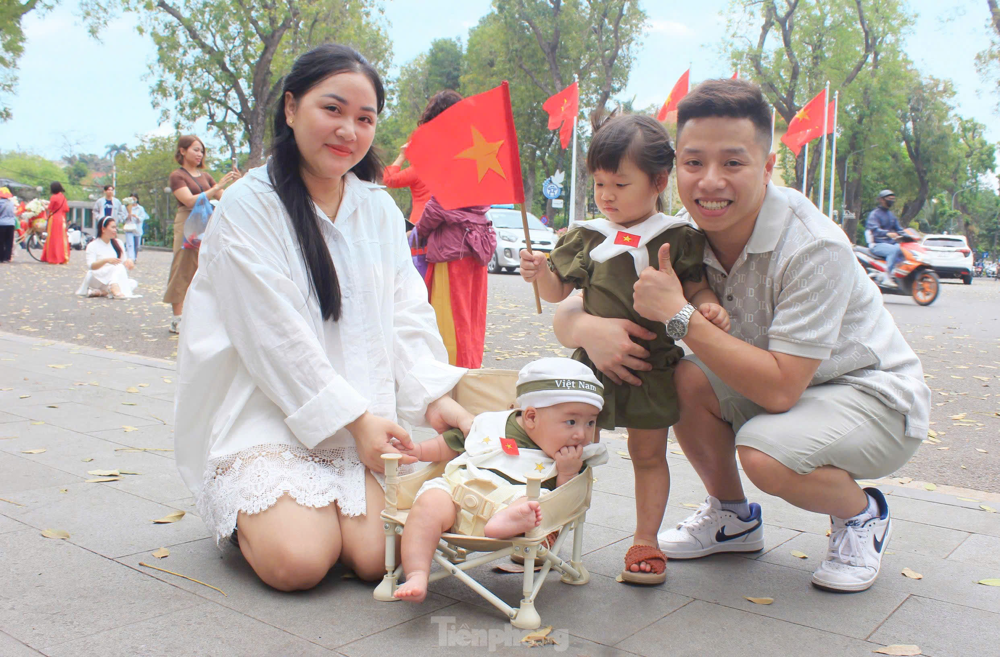 Khách nước ngoài ngưỡng mộ cách người Việt mừng 50 năm đất nước thống nhất- Ảnh 9.