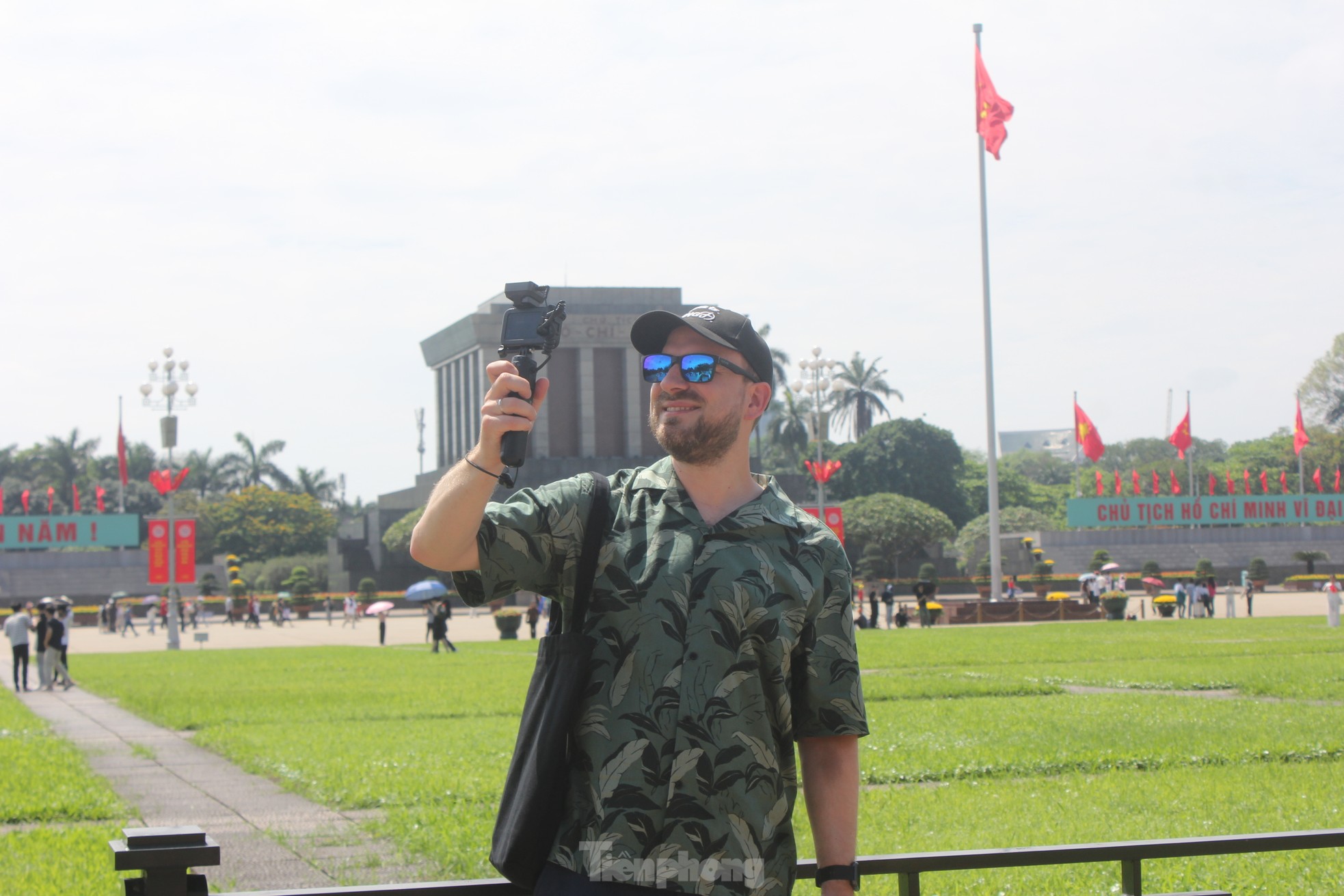 Khách nước ngoài ngưỡng mộ cách người Việt mừng 50 năm đất nước thống nhất- Ảnh 2.