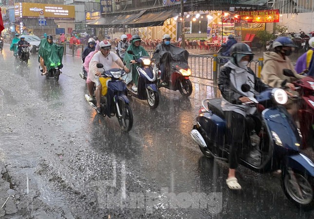 TPHCM sắp mưa lớn diện rộng, gây ngập nhiều nơi- Ảnh 1.
