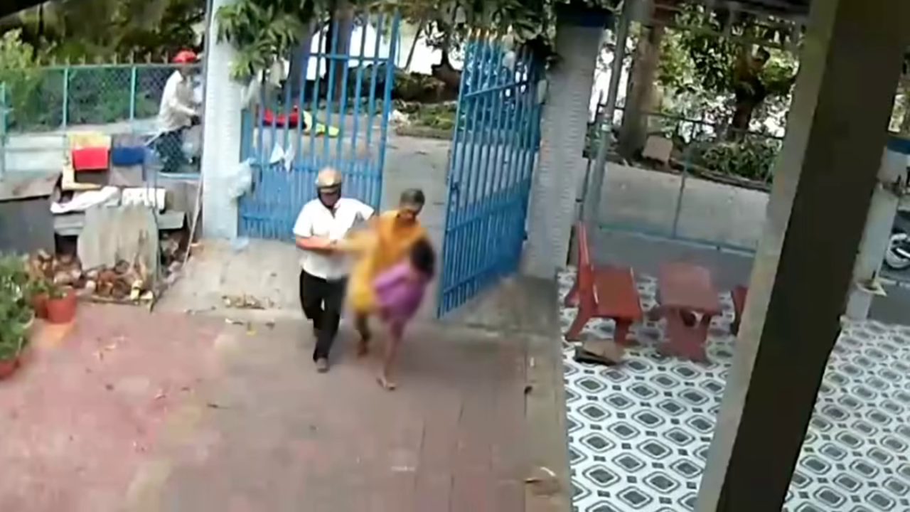 CLIP: Người chồng đau đớn khi vợ bị sét đánh tử vong- Ảnh 1.