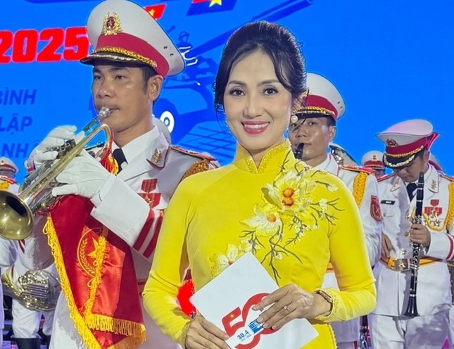 Nữ MC góp giọng trong thời khắc trọng đại của Lễ kỷ niệm 30/4- Ảnh 1.