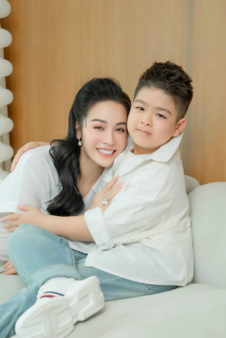 Cuộc sống của nữ nghệ sĩ sống trong biệt thự 500m2 tại quận Bình Tân, 40 tuổi sinh con, không lấy chồng- Ảnh 1.