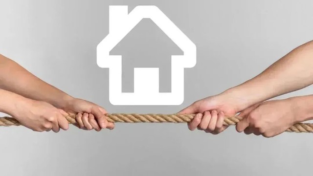 Vay 300 triệu đồng mua nhà 80m2 nhờ chị gái đứng tên, 5 năm sau anh rể đòi ly hôn chia đôi tài sản: Tòa phán "phải chuyển nhượng sau 10 ngày"- Ảnh 2.