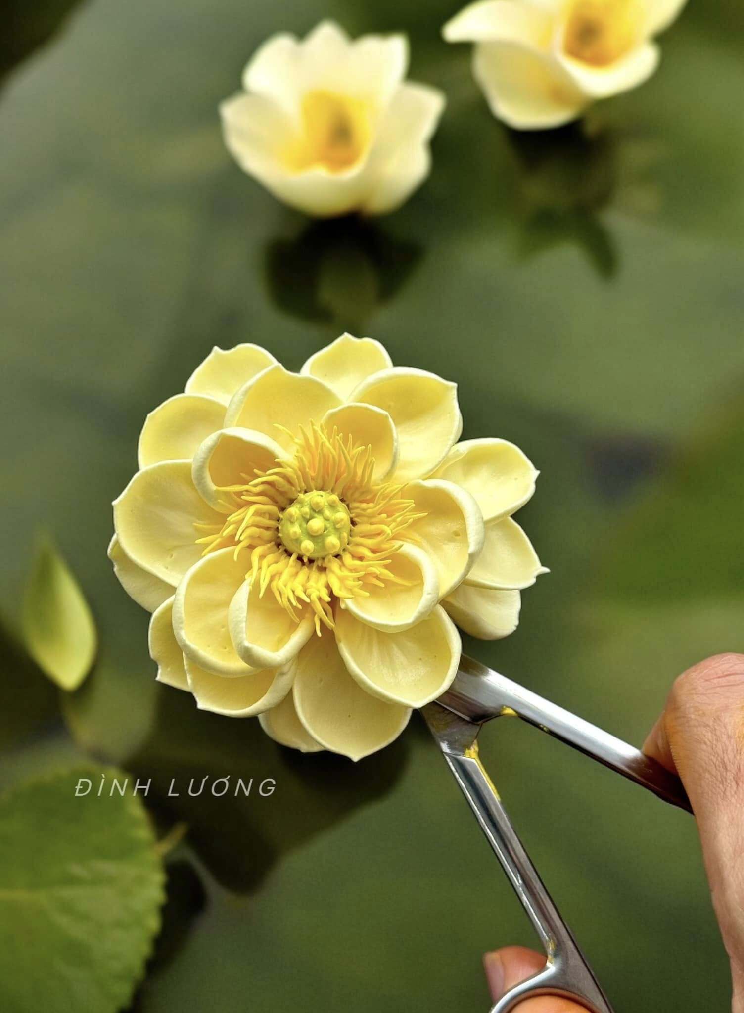 Chàng trai TP.HCM làm hoa bằng kem "thật còn hơn cả hoa thật"- Ảnh 19.