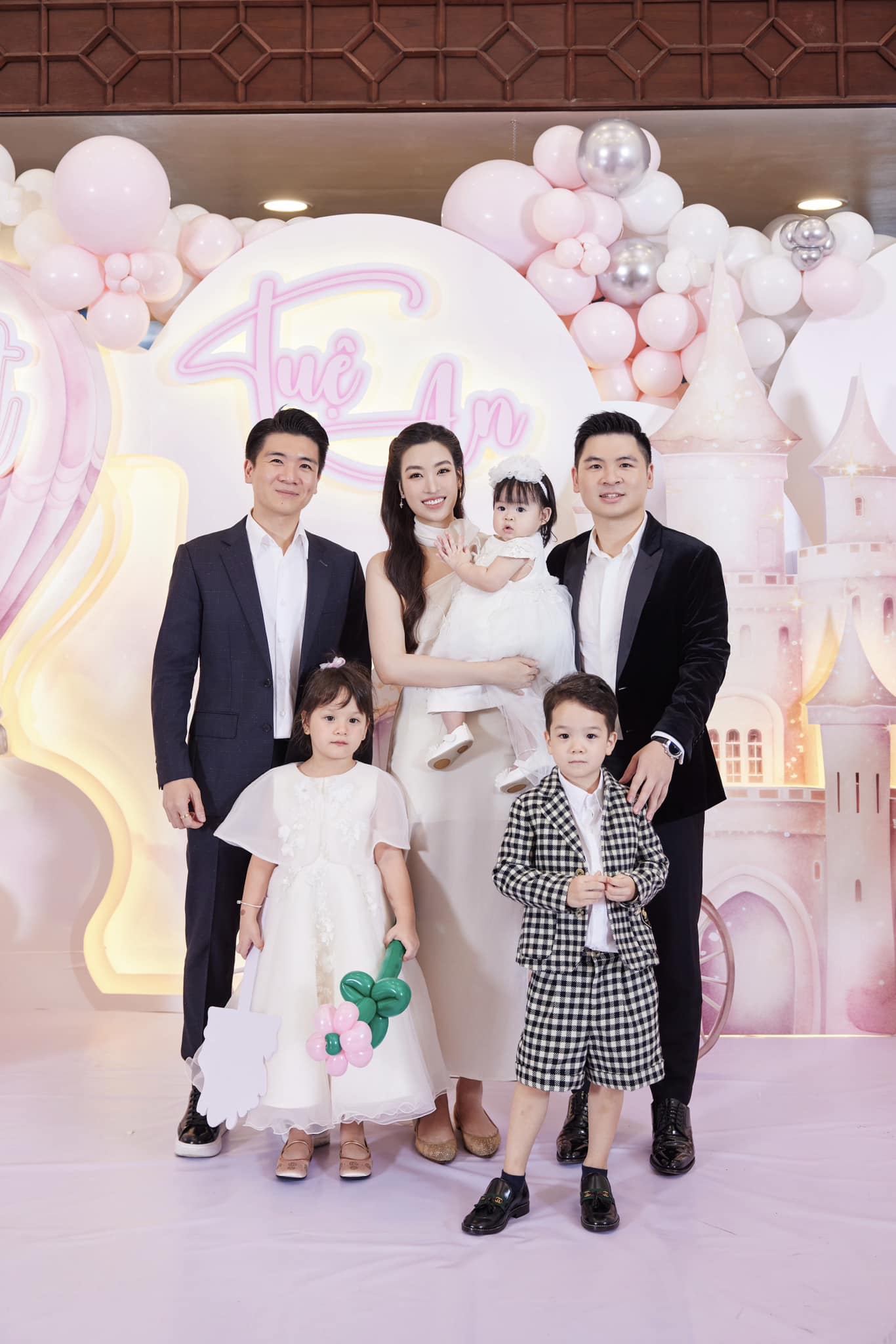 Hoa hậu Đỗ Mỹ Linh thân thiết với anh chồng thiếu gia thế nào mà gọi là “anh trai yêu”?- Ảnh 2.
