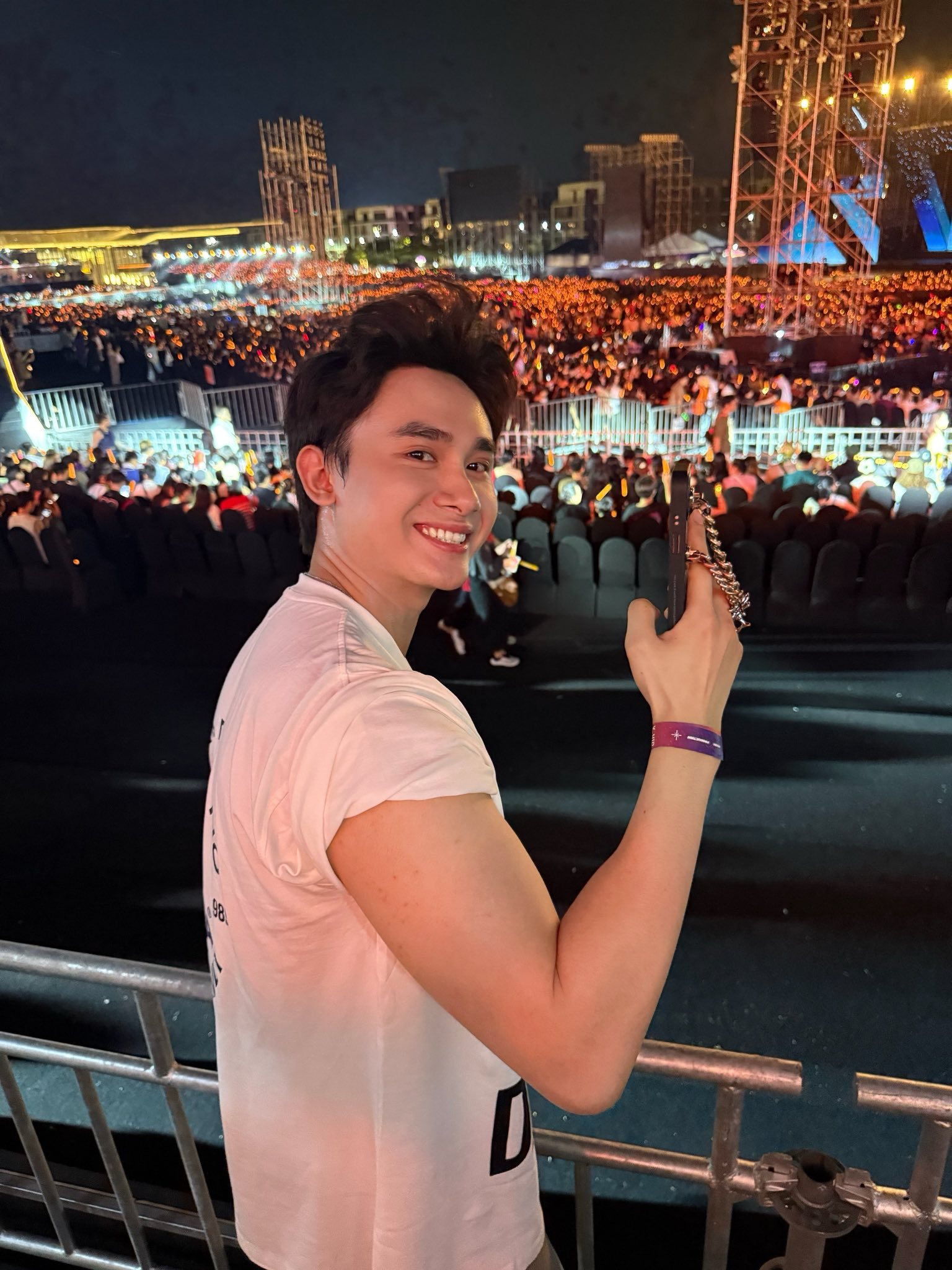 Diệp Lâm Anh và tình trẻ xuất hiện chung trên sóng livestream, bị soi có thái độ khác lạ- Ảnh 2. Diệp Lâm Anh và tình trẻ xuất hiện chung trên sóng livestream, bị soi có thái độ khác lạ- Ảnh 2.