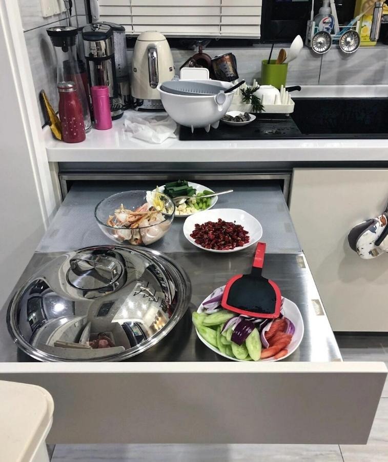 Căn bếp của hàng xóm sáng tạo đỉnh cao, nhìn lại bếp mình chỉ muốn đập đi làm lại!- Ảnh 2.