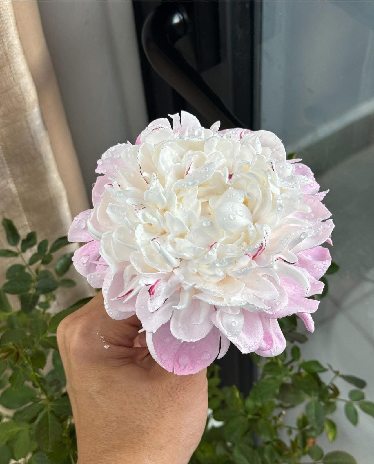Chàng trai TP.HCM làm hoa bằng kem "thật còn hơn cả hoa thật"- Ảnh 1.
