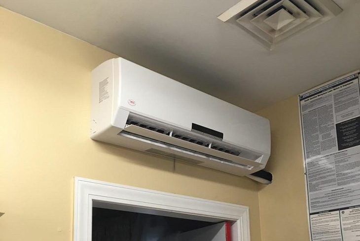 Bật điều hòa nên đóng kín cửa hay để hé cửa?- Ảnh 2.