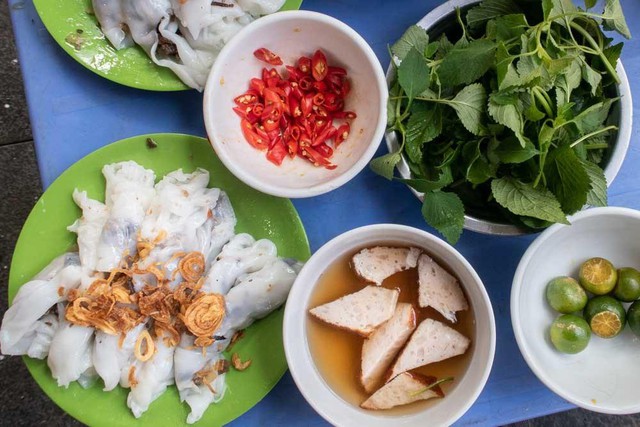 Khách Tây thốt lên 1 câu khi đến Việt Nam: Giờ chúng tôi đã hiểu tại sao ở đây người ta ăn nhiều bữa thế!- Ảnh 2.