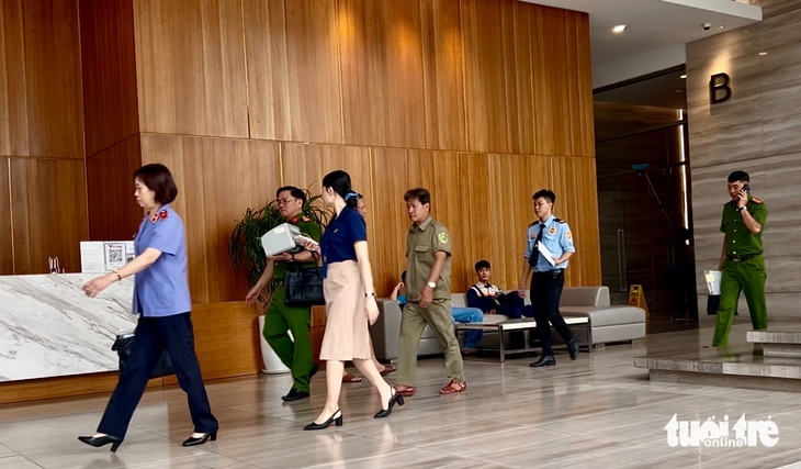 Khám xét nơi ở của Hoa hậu Nguyễn Thúc Thùy Tiên tại quận 4, lực lượng chức năng thu về nhiều tài liệu- Ảnh 2.