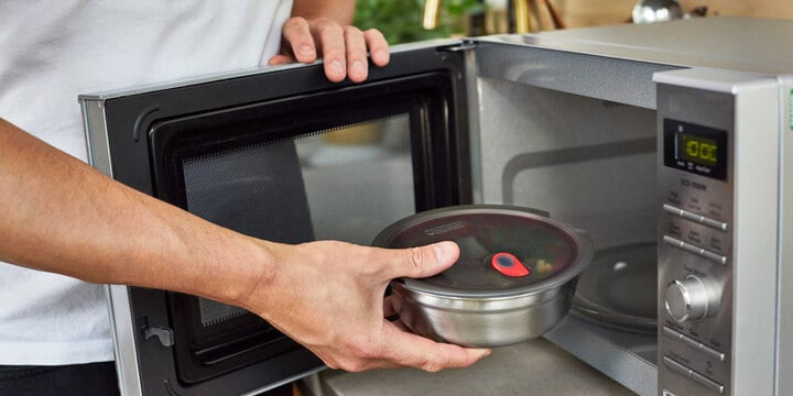Vì sao không được cho đồ kim loại vào lò vi sóng?- Ảnh 1.