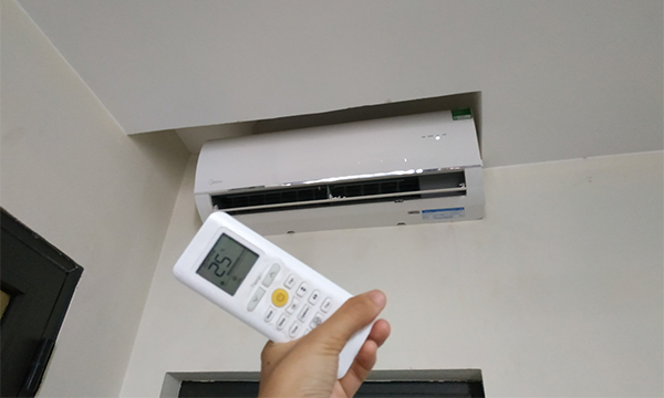 Bật điều hòa nên đóng kín cửa hay để hé cửa?- Ảnh 1.