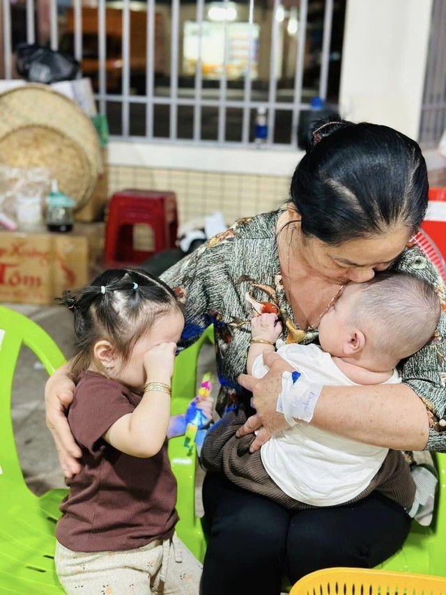 Khoảnh khắc không ngờ của 3 nhóc tỳ nhà Lê Dương Bảo Lâm khi nhắc đến bà ngoại mất vì ung thư- Ảnh 11. Khoảnh khắc không ngờ của 3 nhóc tỳ nhà Lê Dương Bảo Lâm khi nhắc đến bà ngoại mất vì ung thư- Ảnh 11.