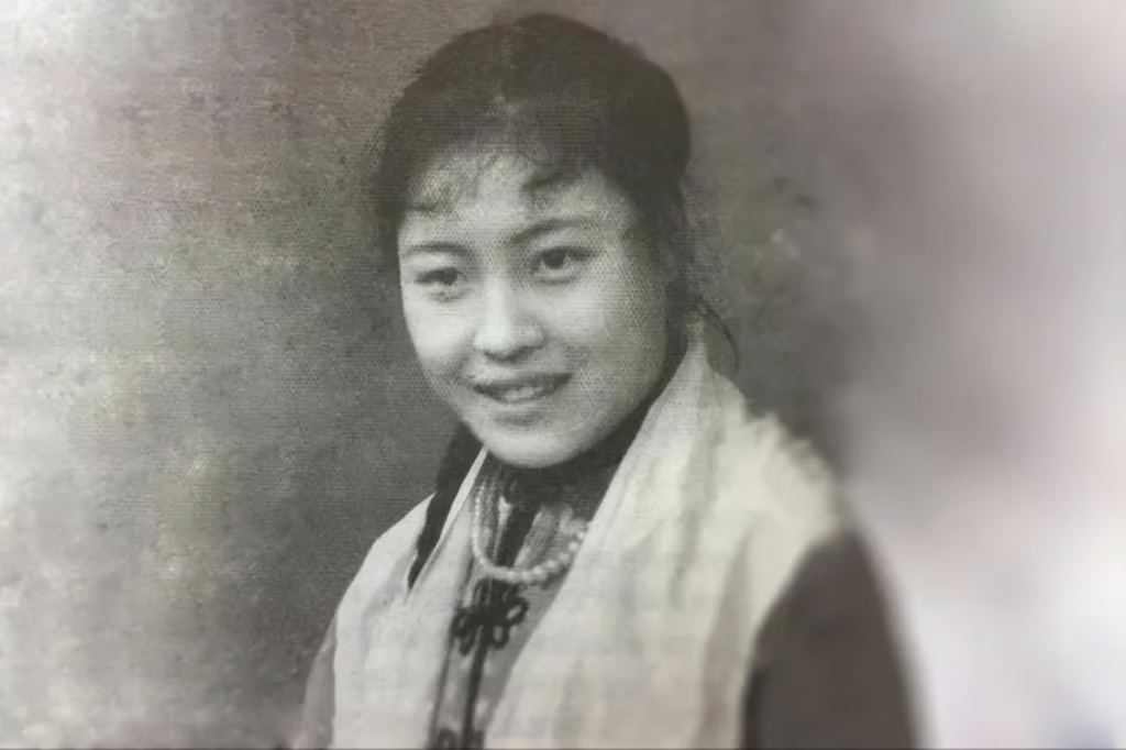 Năm 1977, 1 người phụ nữ tay trắng bị phụ bạc, 20 năm sau, bà khiến chồng cũ "tiếc nuối khôn nguôi": Thành công nhờ 1 quý nhân đặc biệt- Ảnh 1.