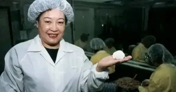 Năm 1977, 1 người phụ nữ tay trắng bị phụ bạc, 20 năm sau, bà khiến chồng cũ "tiếc nuối khôn nguôi": Thành công nhờ 1 quý nhân đặc biệt- Ảnh 3.