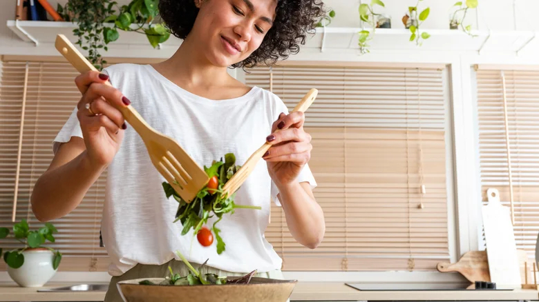 Việt Nam có loại rau rẻ tiền, dễ mua nhưng lại rất giàu sắt và giúp giải nhiệt, bổ máu, đẹp da trong những ngày oi bức- Ảnh 1.