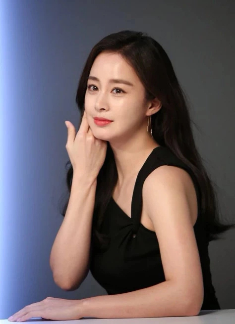 "Quốc bảo nhan sắc" xứ Hàn tuổi 45 da vẫn tràn đầy collagen: Có bí quyết chăm da đáng học hỏi, cái số 3 giống hệt Song Hye Kyo- Ảnh 4. "Quốc bảo nhan sắc" xứ Hàn tuổi 45 da vẫn tràn đầy collagen: Có bí quyết chăm da đáng học hỏi, cái số 3 giống hệt Song Hye Kyo- Ảnh 4.